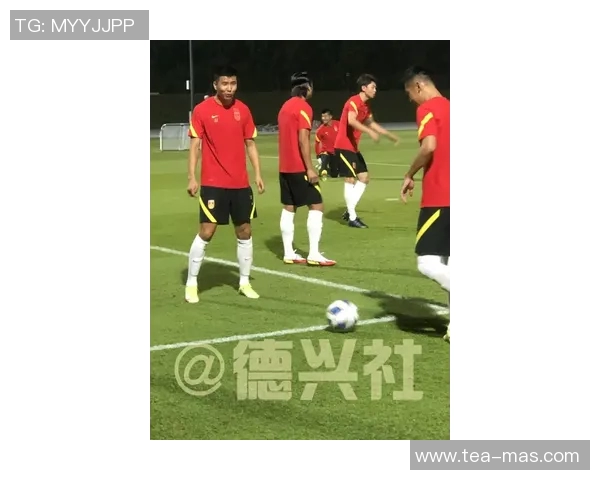 球星退役后年薪水平与足球产业发展之间的深度关系探讨 球星退役后年薪水平与足球产业发展之间的深度关系探讨