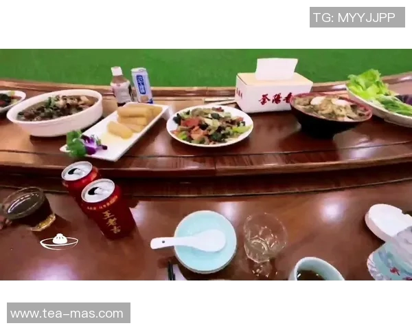 足球明星吃饭时的饮食习惯揭秘：从豪华餐桌到简单美味的背后故事